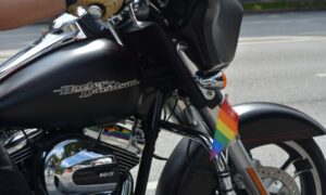 Moto e bandierina arcobaleno, simbolo dei LGBTQ+