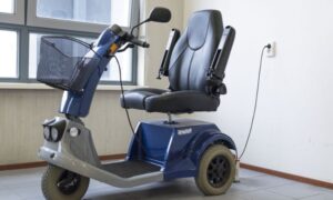 Scooter per anziani in carica