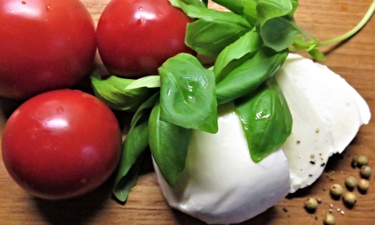 Mozzarella di bufola con pomodori e basilico